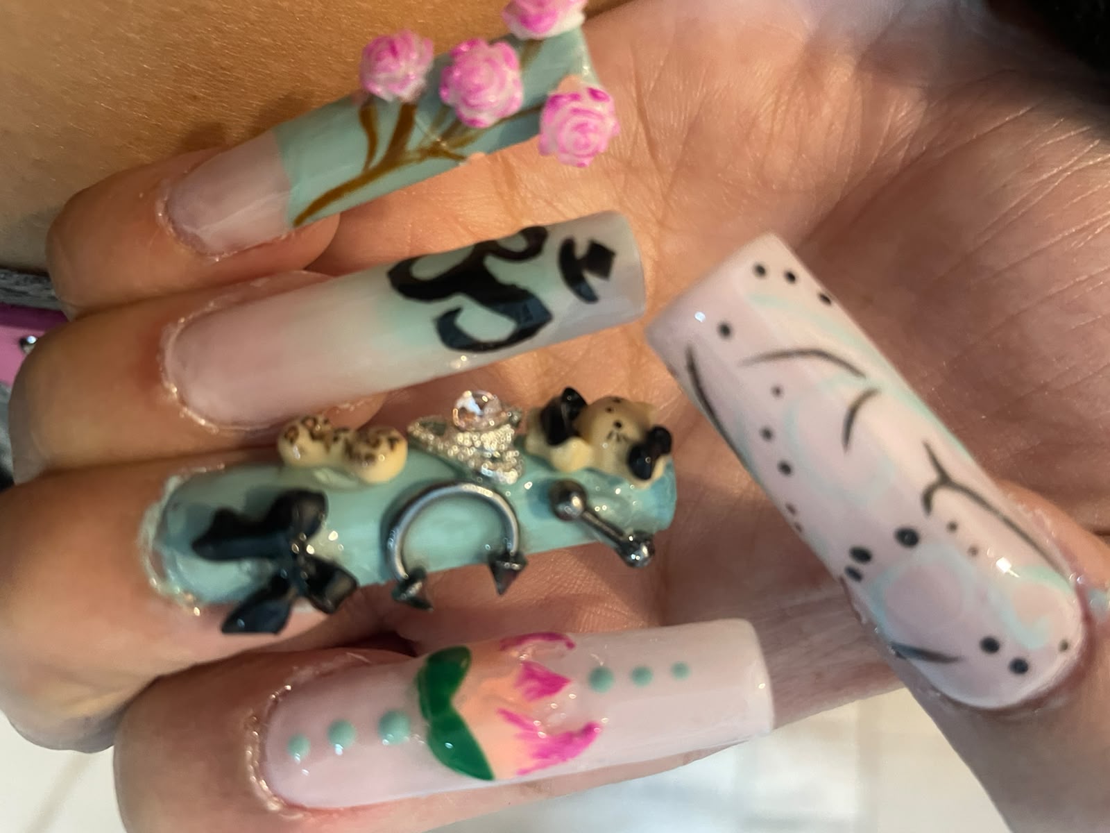 Close-up de set con charms y flores