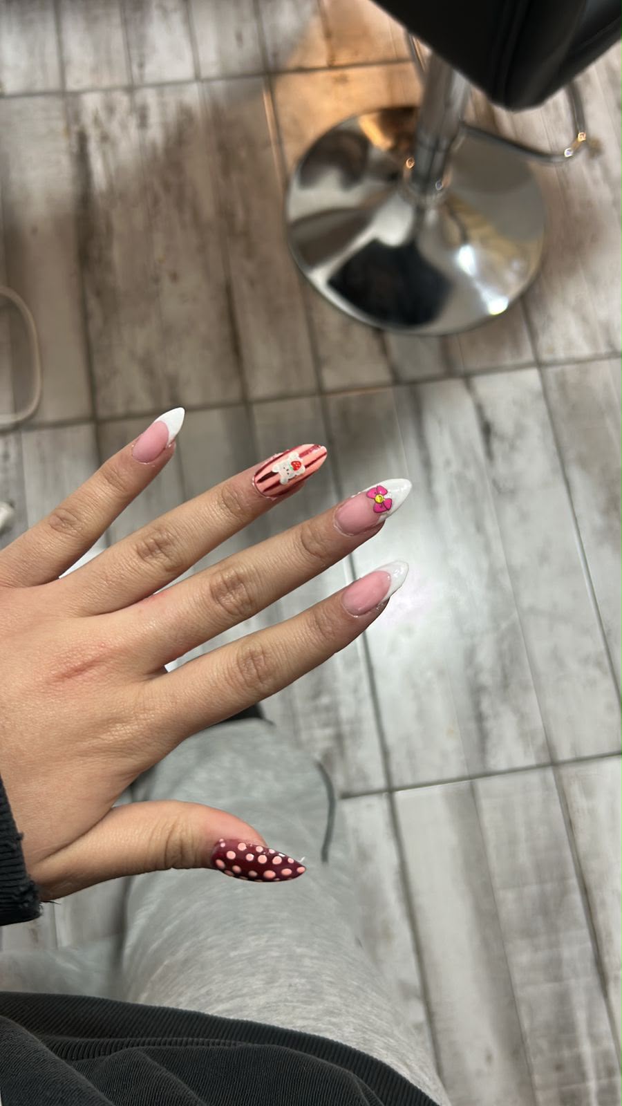 Manicura con patrón geométrico