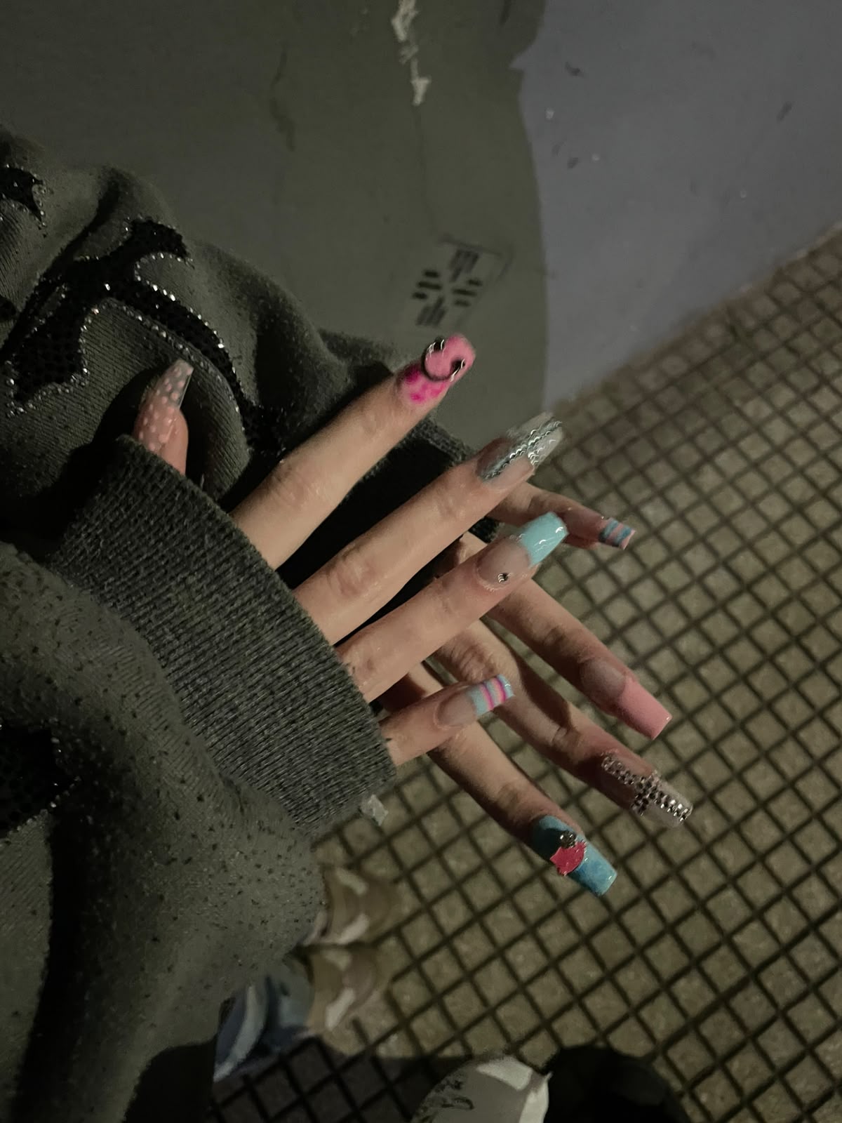Uñas con french, lazos y detalles a mano alzada